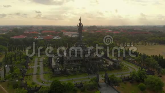 巴厘岛登巴萨市中心的BajraSandhi纪念碑的空中拍摄也被称为历史遗迹视频的预览图
