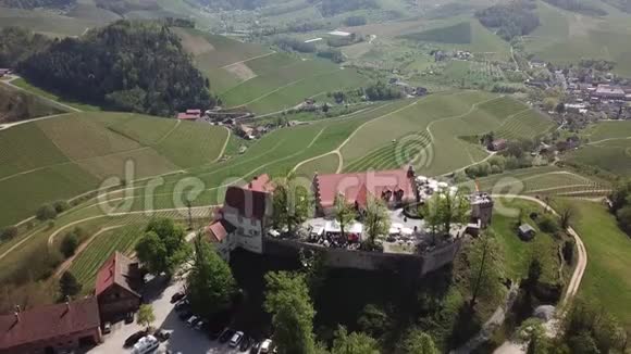 德国一个绿色山谷的足迹山上的房子阳光明媚的一天4k视频的预览图
