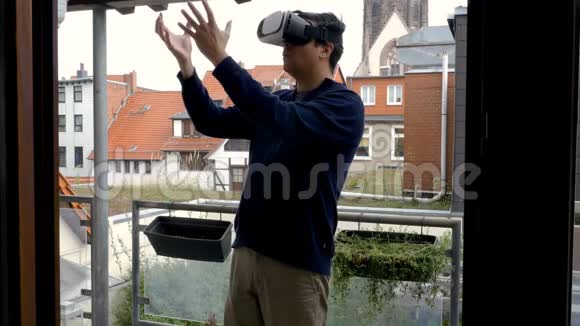 门廊上的虚拟现实视频的预览图