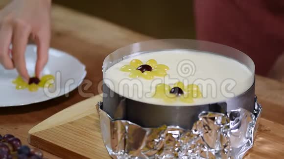 用葡萄装饰蛋糕自制葡萄慕斯蛋糕视频的预览图