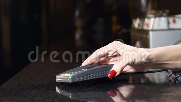 支付方式中的现代技术与智能手机的非接触式支付在信用卡上用手机支付视频的预览图