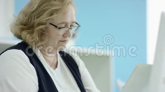 从上面看到的是女性手上的动态袖子用木制屏幕在笔记本电脑上打字视频的预览图