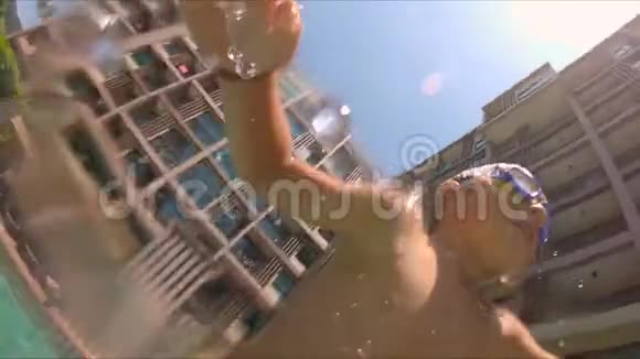 一个父亲把儿子扔进游泳池的慢镜头视频的预览图