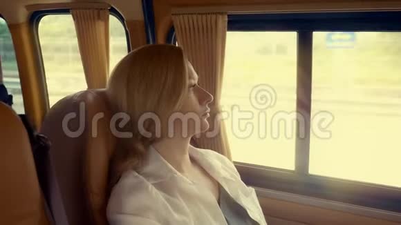 女人望着窗外躺在一辆现代汽车舒适的后座上视频的预览图