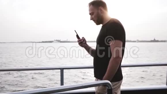 快乐的欧洲男性旅行者用智能手机制作视频视频的预览图