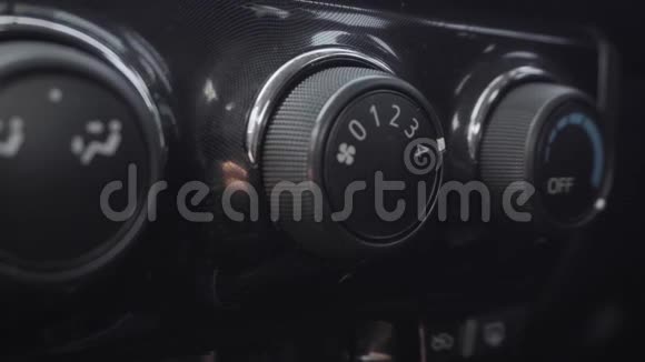 车内女性手动调节空调旋钮视频的预览图