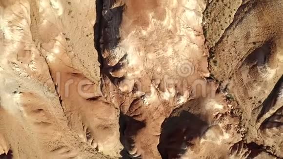 有色岩石火星景观飞越南山红岩组空中射击4K视频的预览图