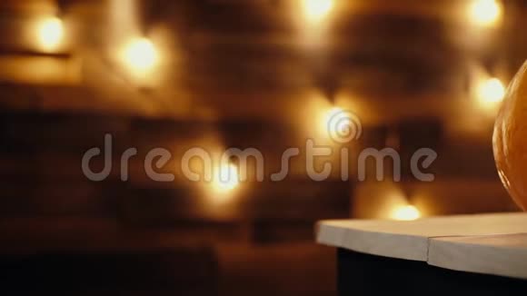 在黑暗的房间里用燃烧的蜡烛特写三个万圣节南瓜视频的预览图