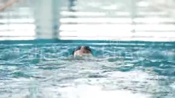 残疾人在游泳池的背部游泳蝶泳视频的预览图