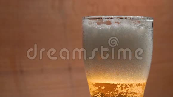酒吧慢动作的冷杯啤酒视频的预览图