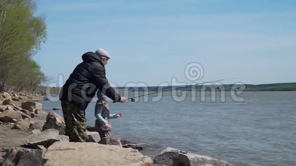 小女孩和她爷爷一起钓鱼视频的预览图