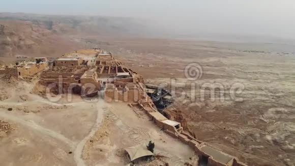 马萨达以色列南区古代防御工事的空中镜头向前看在空中飞行视频的预览图