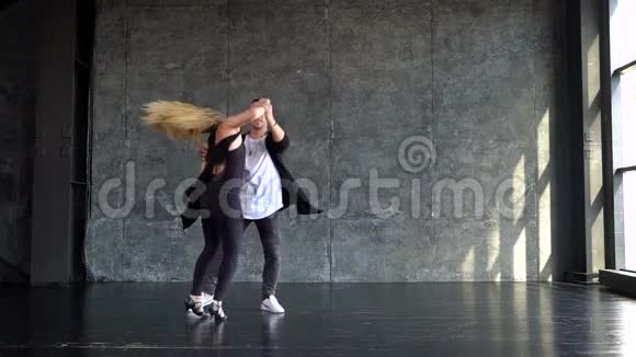 在灰色背景上跳舞职业情侣舞者在灰色背景下专业跳舞视频的预览图