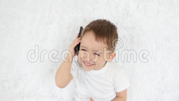 一个孩子在白色背景上打电话笑了视频的预览图