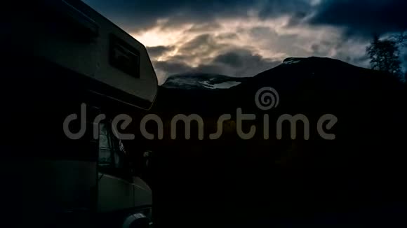 挪威夜间群山上的戏剧性云层视频的预览图