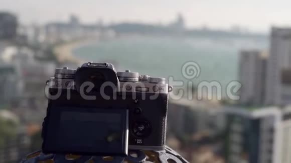 数码相机拥有美丽的芭堤雅城市全景视频的预览图