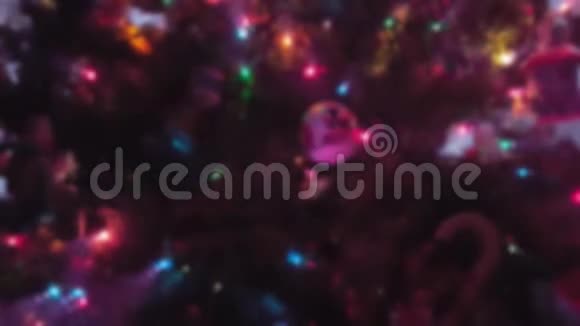 圣诞树有装饰和闪烁的灯光和光泽效果视频的预览图