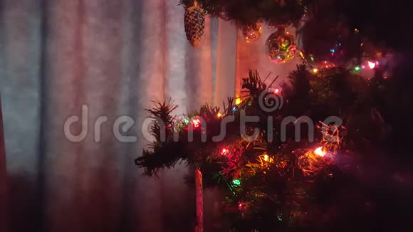 圣诞树装饰和灯光侧景视频的预览图