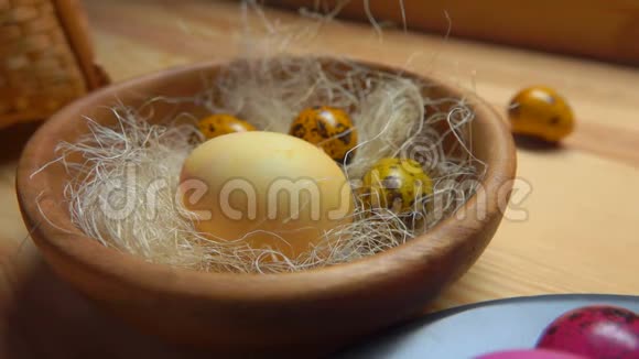 节日彩绘复活节彩蛋在盘子上的全景图视频的预览图