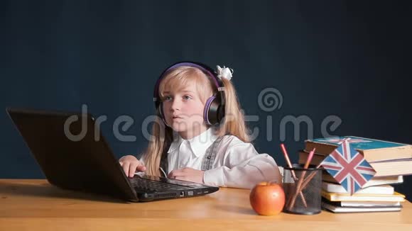 女孩用笔记本电脑视频的预览图