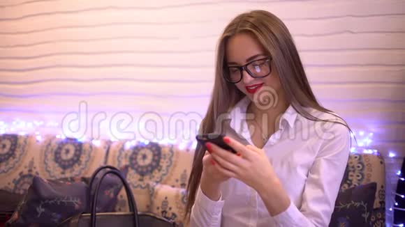 快乐的女人发短信在咖啡馆的智能手机上发送短信4k在咖啡馆里使用智能手机应用软件的女性专业人士视频的预览图