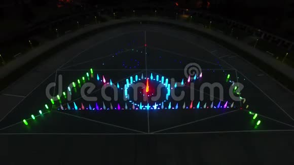 夜间的箭形喷泉视频的预览图