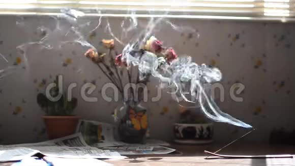 快速移动的烟雾从一个隐蔽视频的预览图