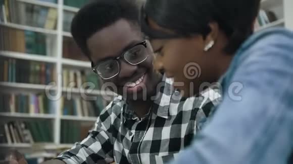 年轻的非洲夫妇在图书馆准备考试视频的预览图