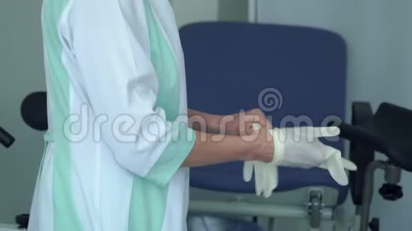 妇科医生在手术前把橡胶手套放在手上视频的预览图