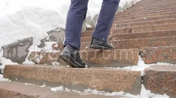 冬天男人的腿从花岗岩梯上跑起来运动有氧运动健康的生活理念60英尺视频的预览图