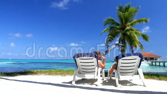 马尔代夫的浪漫情侣在日光浴中视频的预览图