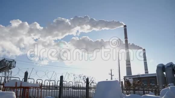 地球问题吸烟工厂烟囱环境问题概念空气污染大城市大观视频的预览图