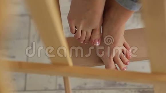 女孩裸脚艺术家的双腿特写视频的预览图