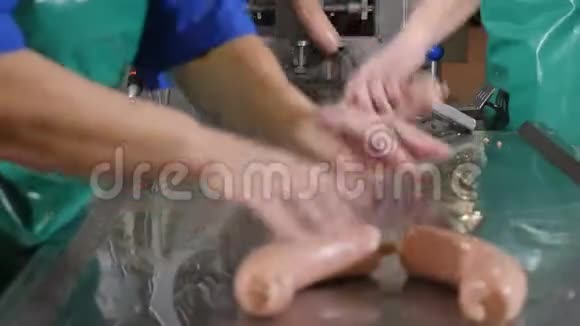 屠宰和肉类加工厂女性手操作香肠生产线香肠最后部分视频的预览图