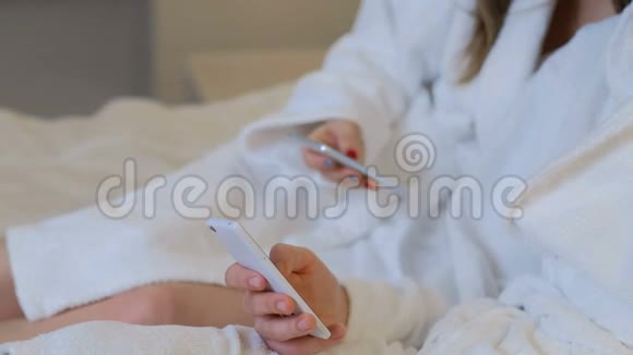 技术成瘾夫妇躺在床上发短信电话视频的预览图