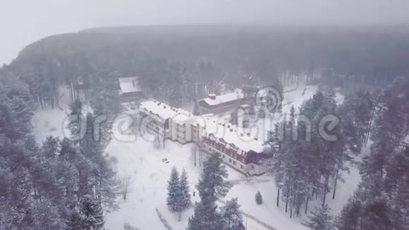 冬季森林度假小镇的俯视图剪辑多云野生针叶林度假基地神秘景观视频的预览图