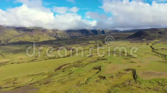 无人驾驶飞机观看冰岛埃亚法恰拉霍卡尔火山熔岩流和绿色苔藓视频的预览图