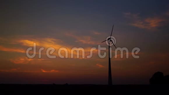 日落时的风力涡轮机和色彩斑斓的天空几乎没有云视频的预览图