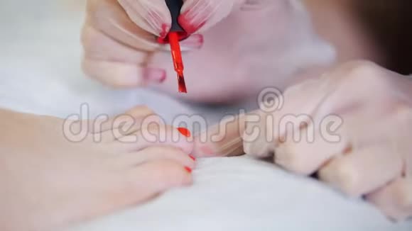 美容诊所的凝胶修脚专家用红色指甲油涂指甲关门视频的预览图