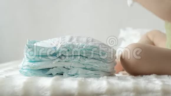 小孩玩婴儿尿布在一堆婴儿背景尿布视频的预览图