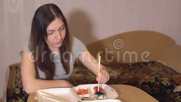 女人吃面包送到家里日本食品视频的预览图