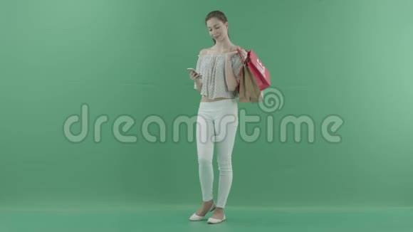 有魅力的女人站在绿色屏幕上的轮廓和文字视频的预览图