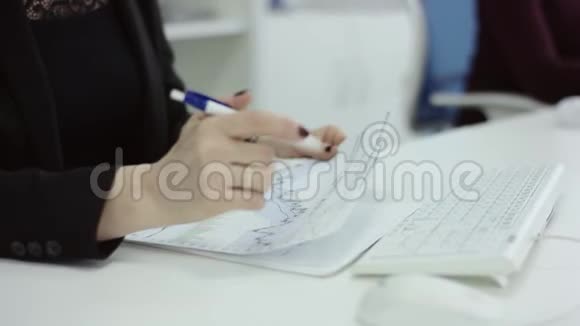 从上面看到的是女性手上的动态袖子用木制屏幕在笔记本电脑上打字视频的预览图