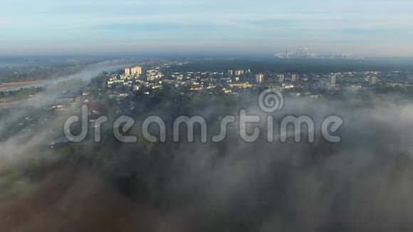 维斯图拉上的城市雾中的普奥鸟瞰图视频的预览图