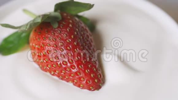 用4k的勺子慢慢吃草莓视频的预览图