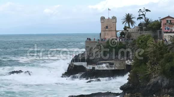 格罗帕洛塔风暴海崖风暴波在岩石上坠毁意大利热那亚视频的预览图