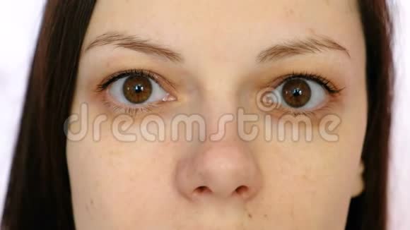 肉毒杆菌手术后女性眼睛的特写和睫毛的叠片视频的预览图