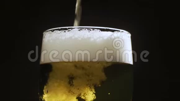 啤酒杯内气泡和泡沫的特写背景视频的预览图