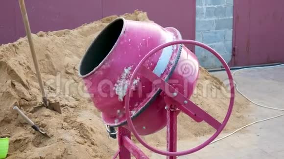 混凝土搅拌机在施工现场拌制水泥碎石和水视频的预览图