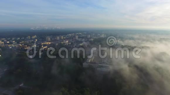 维斯图拉上的城市雾中的普奥鸟瞰图视频的预览图